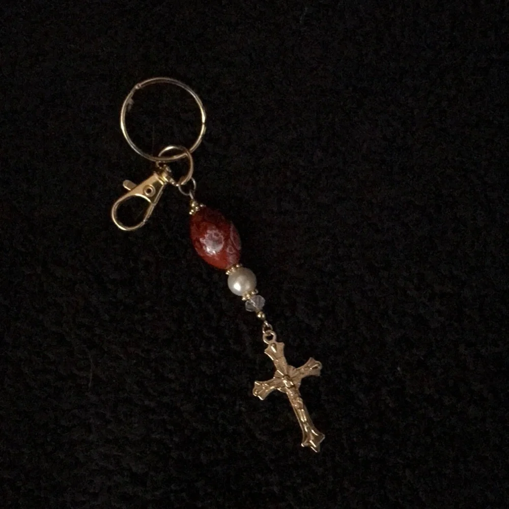 LOVELY HANDCRAFTED Red & White Glass Bead—Goldtone Keychain